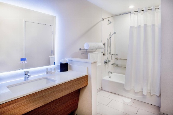 Fairfield Inn & Suites by Marriott McPherson image 3